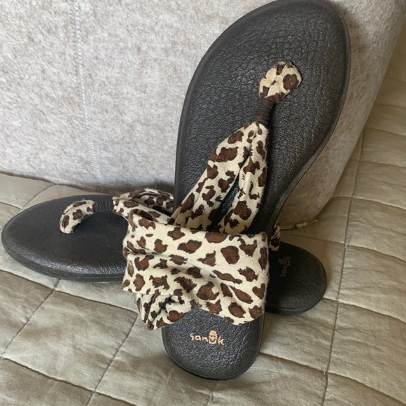 Sanuk Shoes - Sanuk yoga mat strappy sandals leopard print stretchy